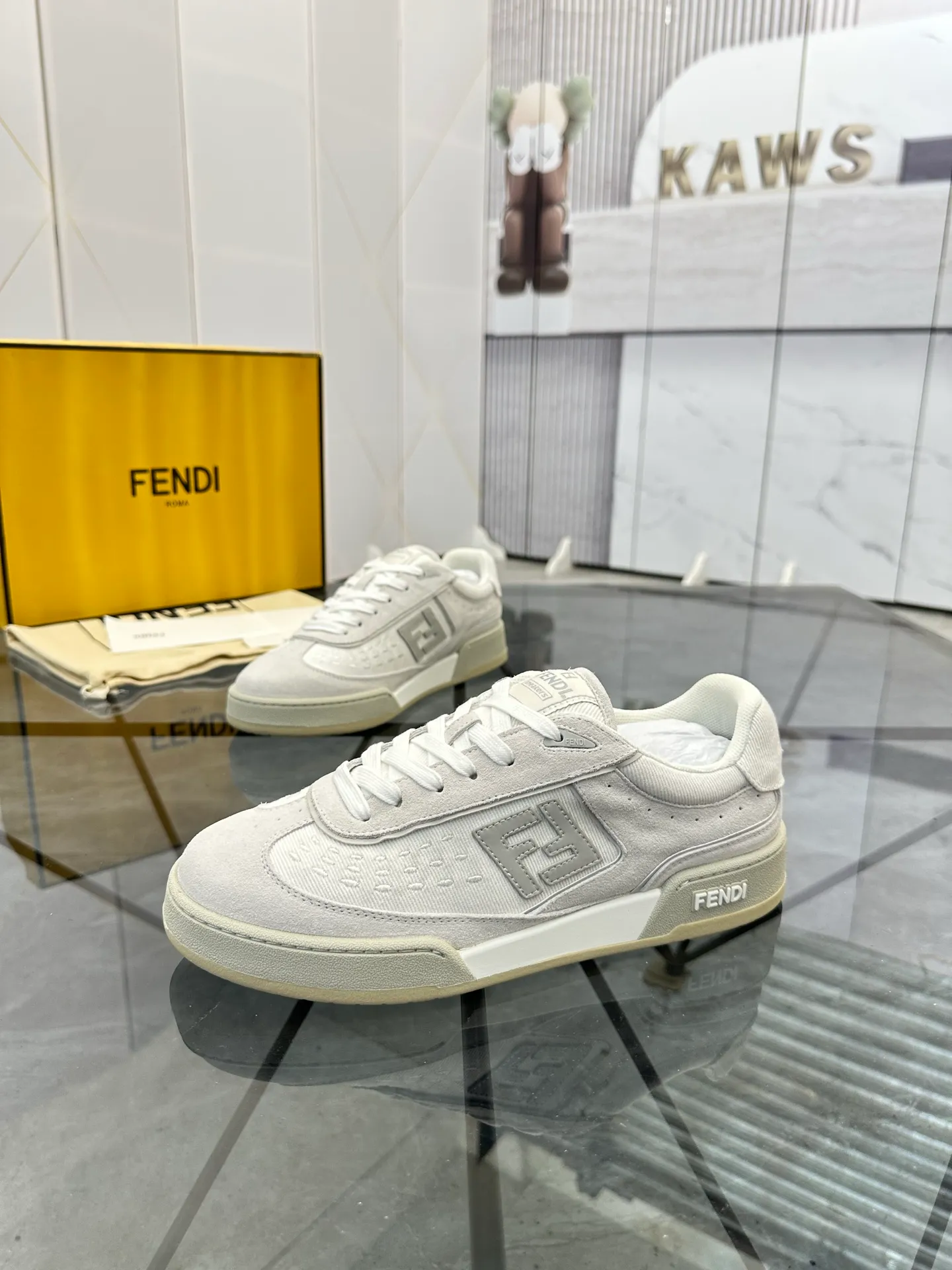 Selling men's shoes 💰: 💰P620¥ Top quality Product trademark: Fendi* "Fendi*" low-top casual shoes Regular size: 35-44 (can be customized to 38.45.46) Product material: imported first-layer nubuck leather upper, breathable lining, original outsole. No.:H208